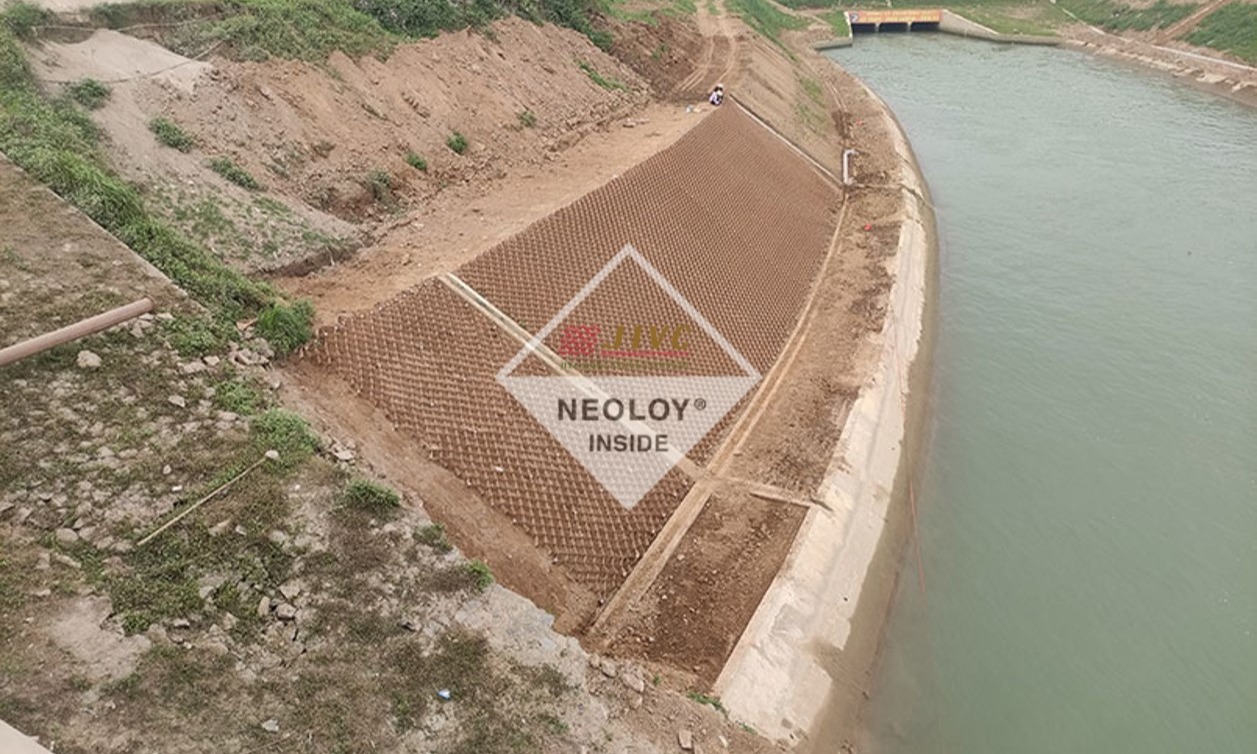Neoweb gia cố mái kênh thủy lợi Bắc Nghệ An