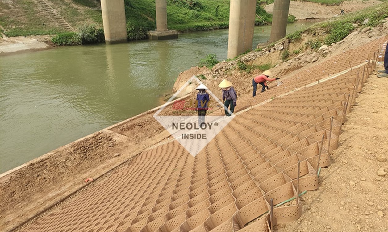 Neoweb gia cố mái kênh thủy lợi Bắc Nghệ An