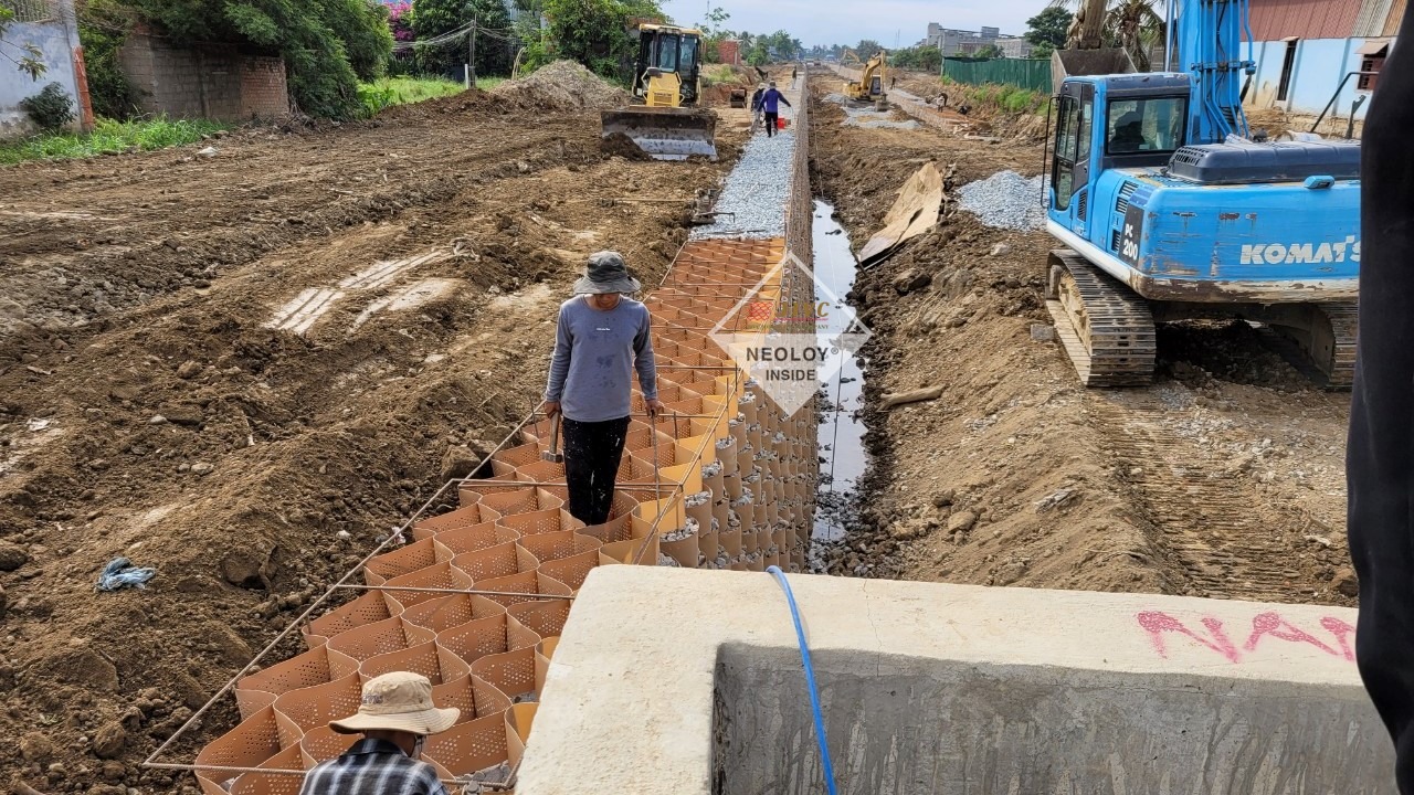 Dự án Kênh Đông Nam - Tường chắn neoweb